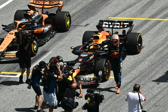 Verstappen az idény harmadik sprinfutamát is megnyerte