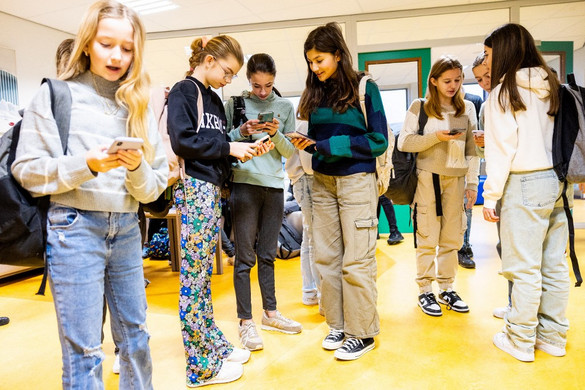 Korlátozzák a digitális kütyüket a sulikban