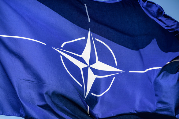 A NATO elkezdte kigyomlálni a progresszív balos nyelvezetet