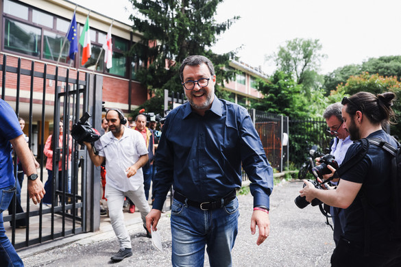 Politikai puccs megy végbe Európában