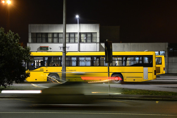 Csavarhúzót döfött a buszsofőrbe egy hetvenéves utas
