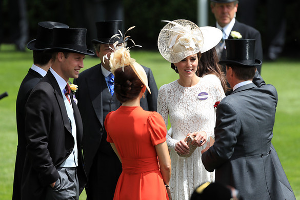 Royal Ascot: Katalin hercegné fehér Dolce and Gabbana csipkeruhában debütált