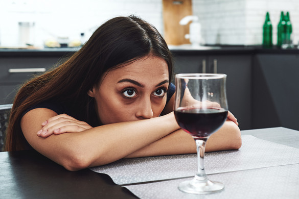 A pszichiáter megnevezi a női alkoholizmus okait és jeleit