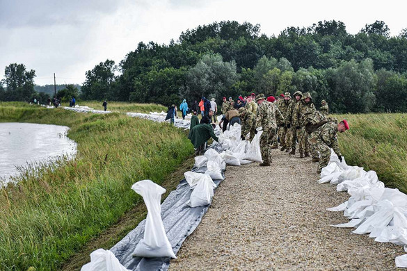 Győri katonák segítenek Körmendnél az árvízi védekezésben