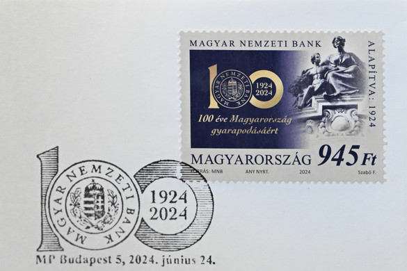 Alkalmi bélyeggel köszönti az MNB-t a Magyar Posta