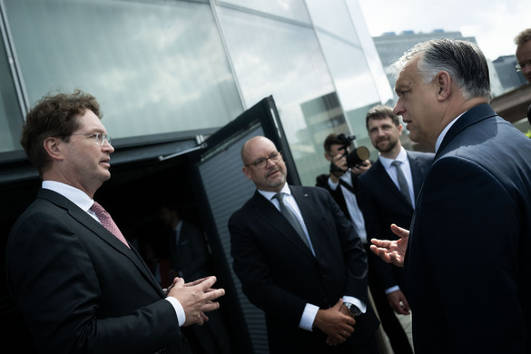 Orbán Viktor a Mercedes igazgatójával tárgyalt