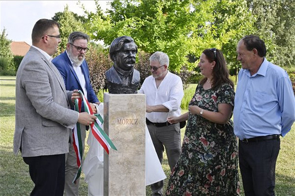 Felavatták Móricz Zsigmond mellszobrát
