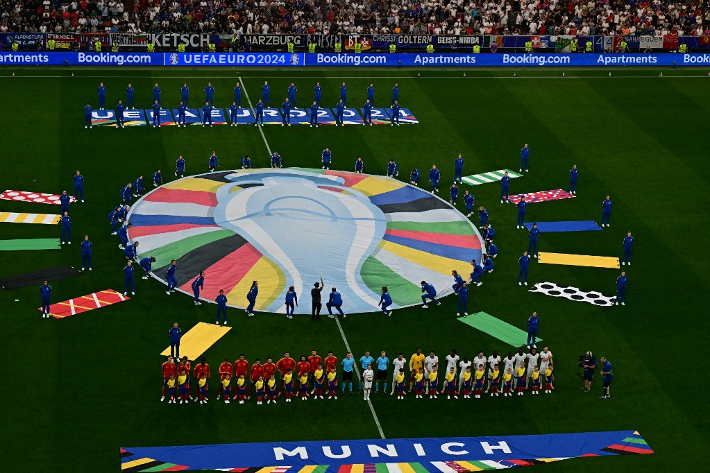 Spanyolország és Franciaország játékosai a Spanyolország-Franciaország közötti UEFA Euro 2024 elődöntő labdarúgó-mérkőzés előtt a müncheni futballarénában július 9-én