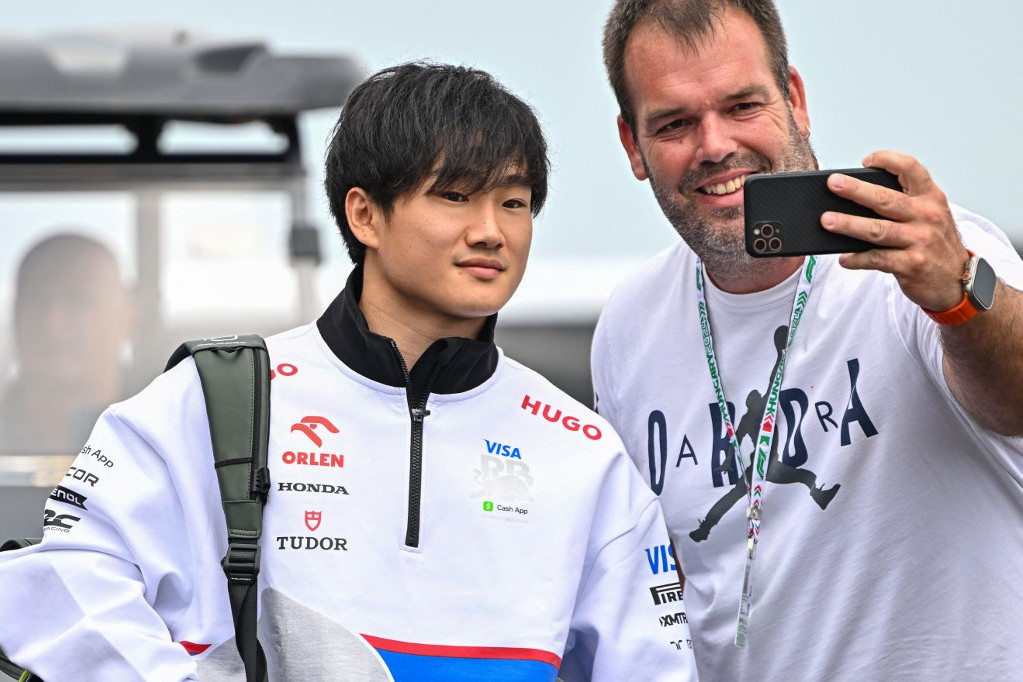 Cunoda Juki, a Team Racing Bulls-Red Bull versenyzője szelfizik a szurkolóval, amikor megérkezik a Forma-1-es Magyar Nagydíjra a Budapest melletti Hungaroring versenypályán, Mogyoródon 2024. július 21-én.