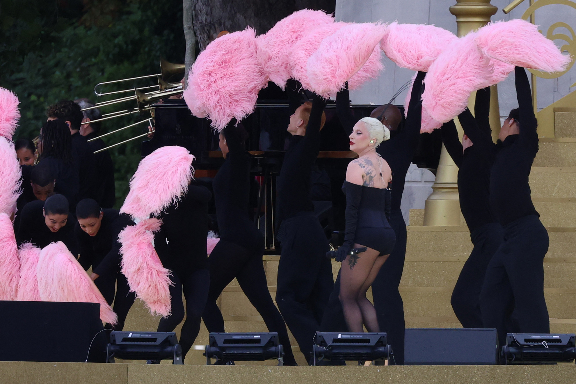 Az első sztárvendég: Lady Gaga, aki franciául énekelt, majd zongorázott is