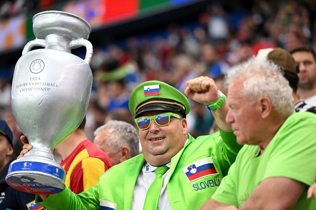Szlovénia szurkolói mertek nagyot álmodni, a bajnoknak járó serleg náluk már átadásra is került