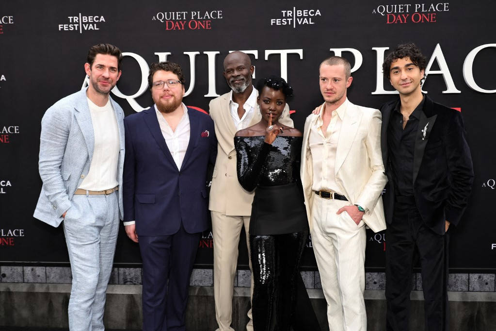 (balról-jobbra) John Krasinski, Michael Sarnoski, Malik Yoba, Lupita Nyong'o, Joseph Quin és Alex Wolff a Paramount a Hang nélkül: Első nap New York-i premierjén
