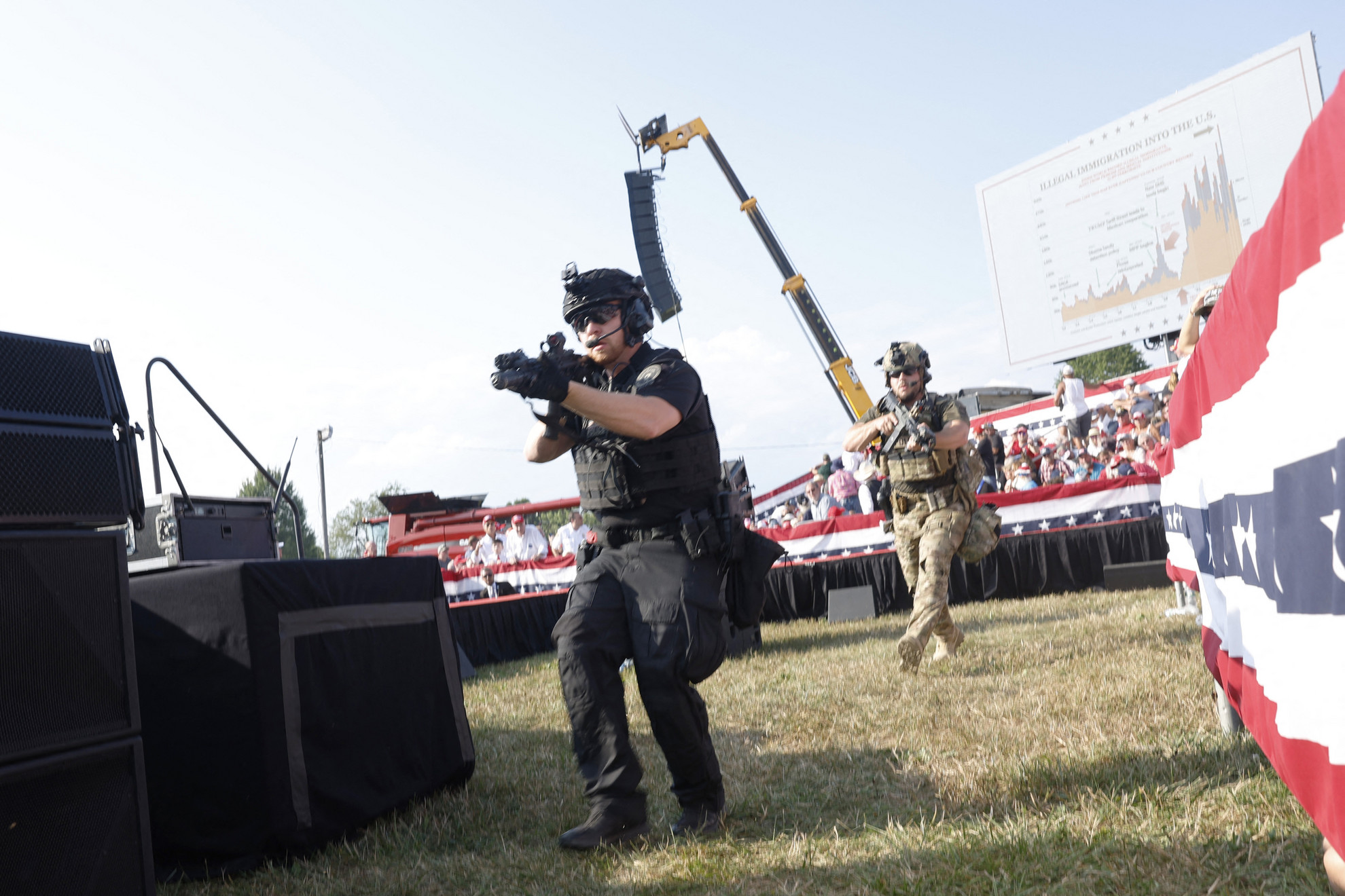 Fotó: Getty Images via AFP/Anna Moneymaker Rendfenntartó erők a gyűlésen a támadás után