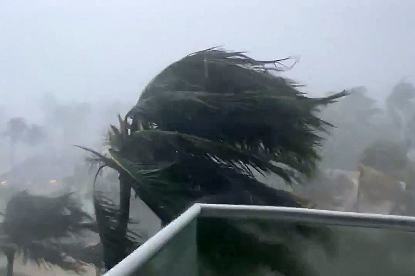 Egy videó felvételből kivágott képen, amint a Beryl hurrikán heves esőzésekkel és erős széllel sújtja Jamaica partjait