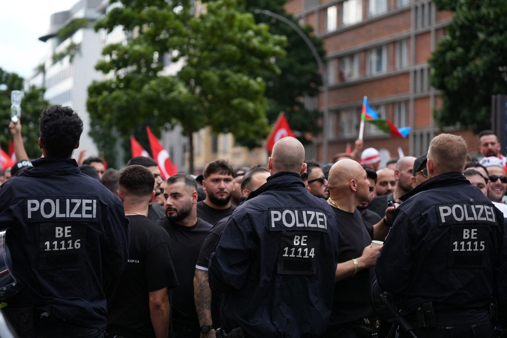 Berlinben a német rendőrség széleskörű biztonsági intézkedéseket hozva arra kérte a török szurkolókat, hogy a nagy csoportokban való közös gyaloglás helyett kisebb csoportokban mozogjanak