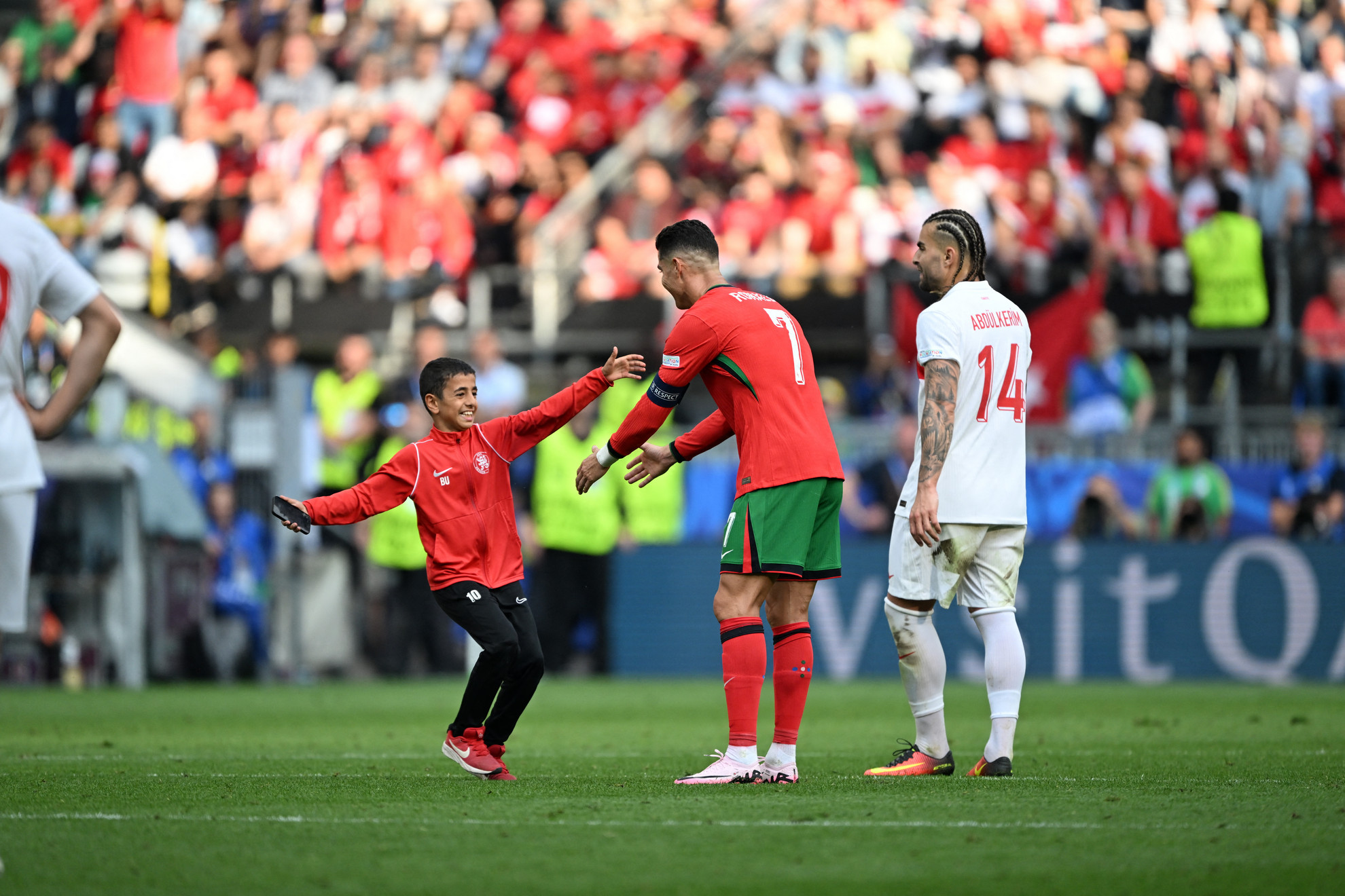 A meccs közben gyerekek rohantak a pályára, hogy szelfizzenek Cristiano Ronaldoval