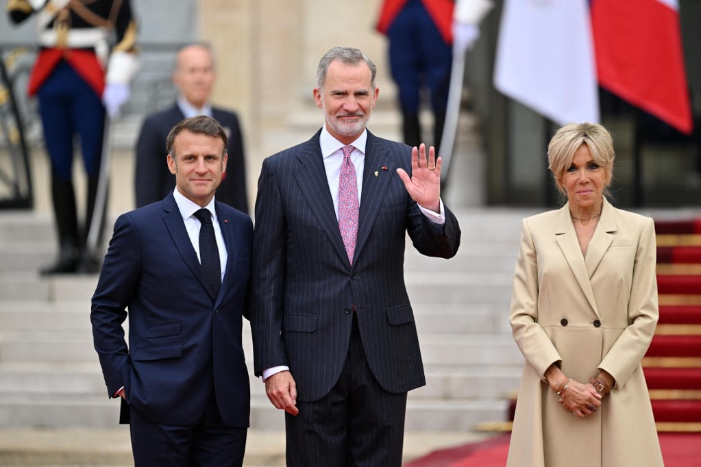 Emmanuel Macron francia elnök (b.) és felesége, Brigitte Macron (j.) köszöntötte VI. Fülöp spanyol királyt (k-) a 2024-es párizsi olimpiai játékok megnyitó ünnepségét megelőző állam- és kormányfői fogadás előt