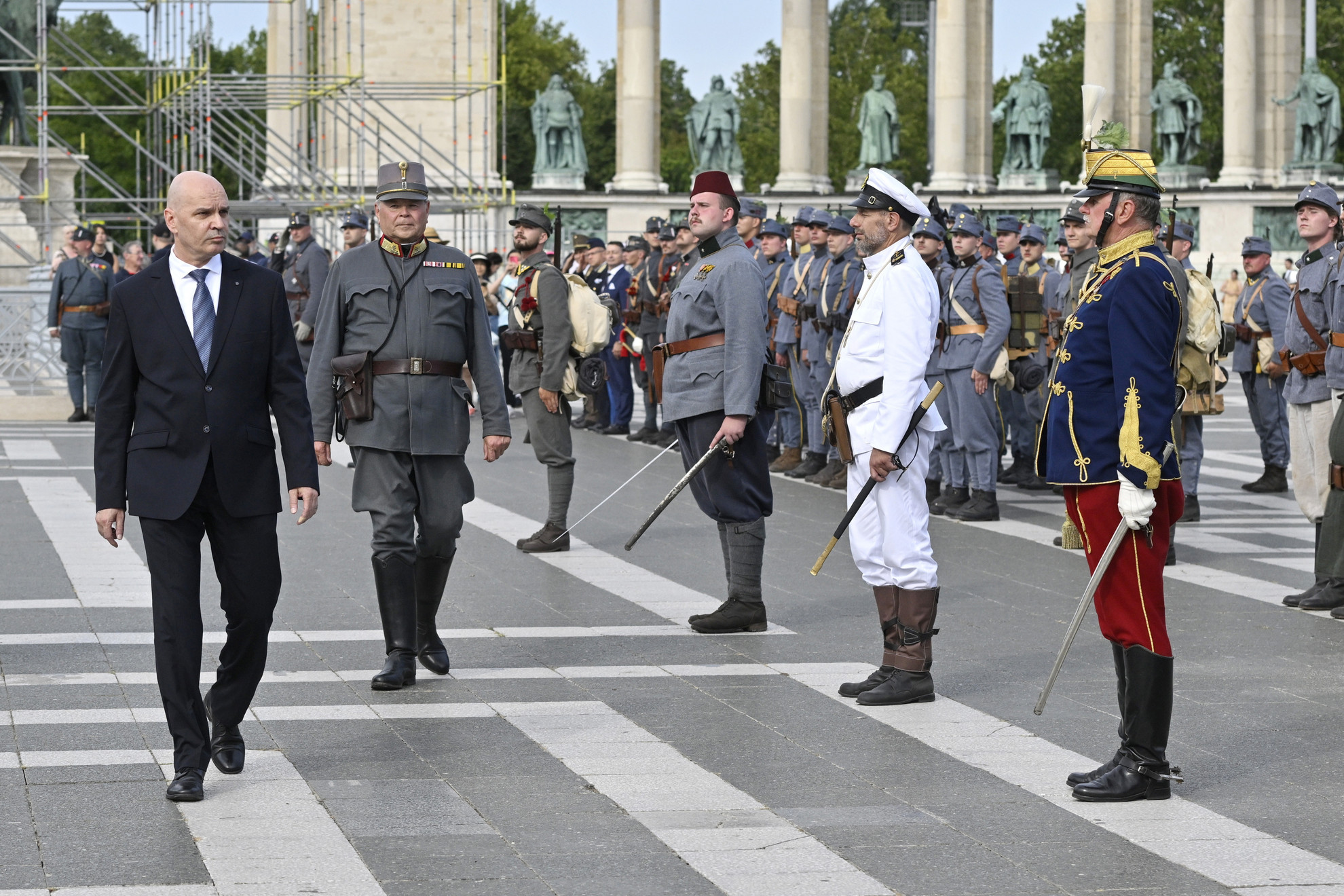 Fotó: MTI/Lakatos Péter Töll László katonai identitásért felelős miniszteri biztos, a Hadtörténeti Intézet és Múzeum parancsnoka (b.) és Babák László, a Centenáriumi Hadtörténeti Egyesületet elnöke (2. b.) az első világháború kitörésének 110. évfordulója alkalmából rendezett nemzetközi katonai hagyományőrző megemlékezésen