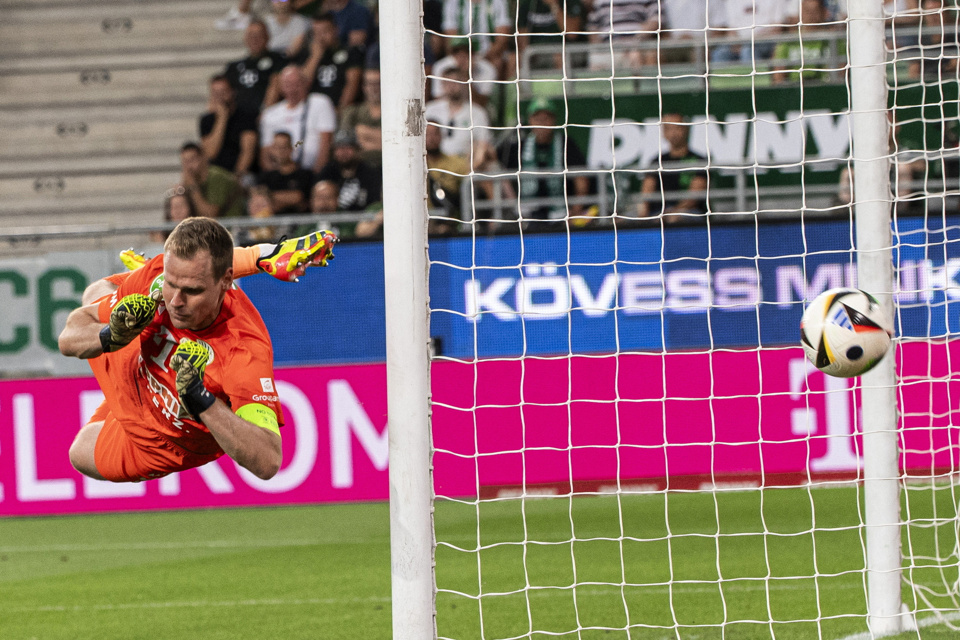 Dibusz Dénes, a Ferencvárosi TC kapusa a labdarúgó Bajnokok Ligája selejtezőjének 2. fordulójában játszott első Ferencvárosi TC - The New Saints mérkőzésen a Groupama Arénában 2024. július 23-án