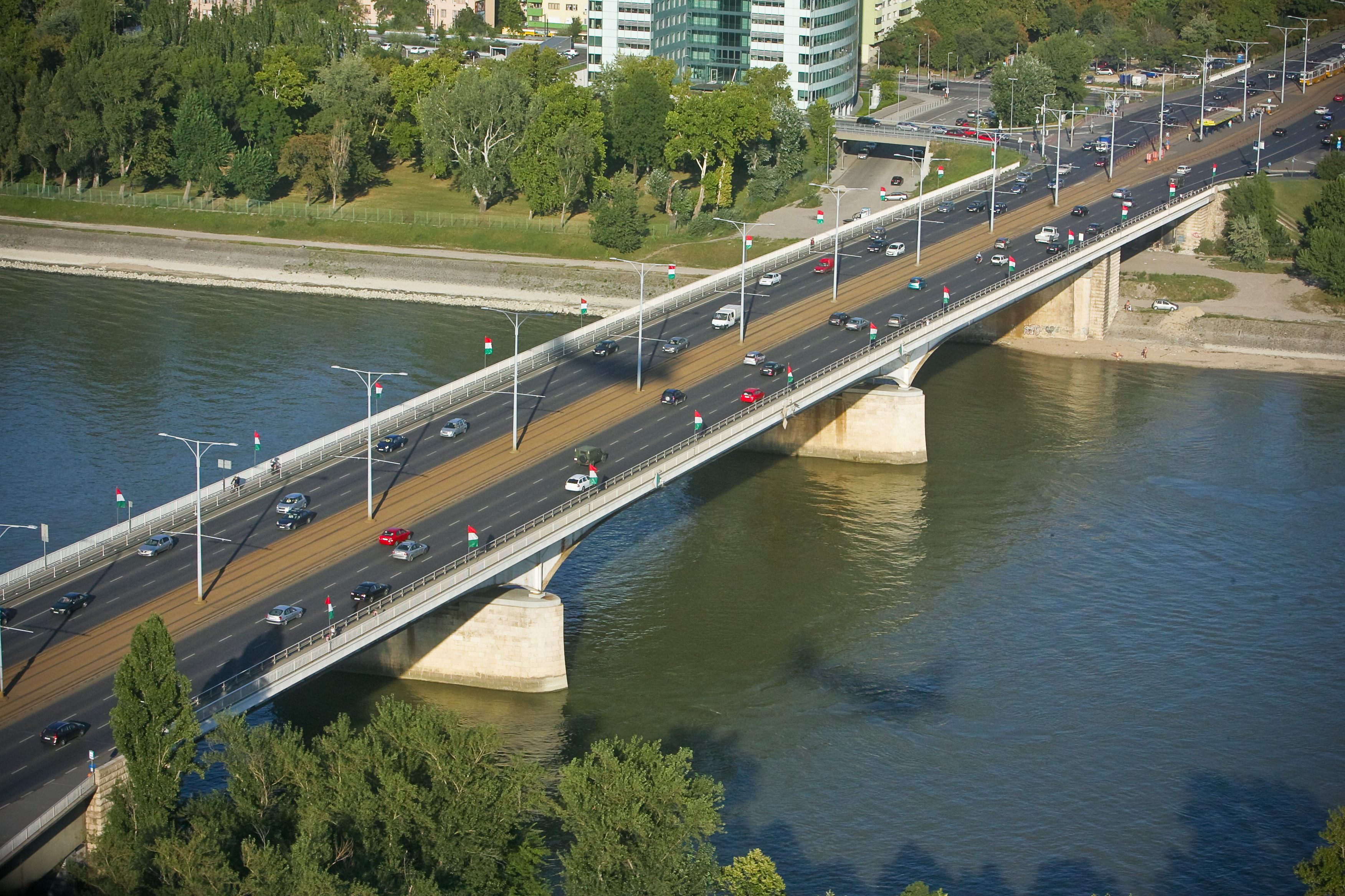 Szombat délutántól szabad az út a Flórián téri felüljárók déli hídján