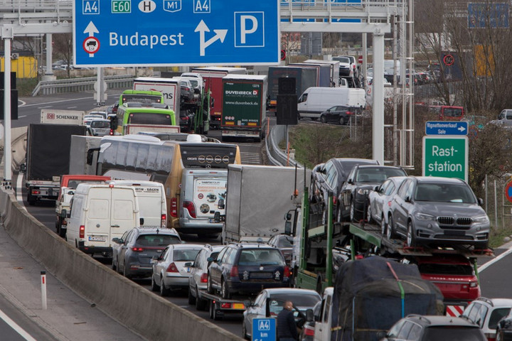 Baleset miatt áll a forgalom az M30-as autópályán