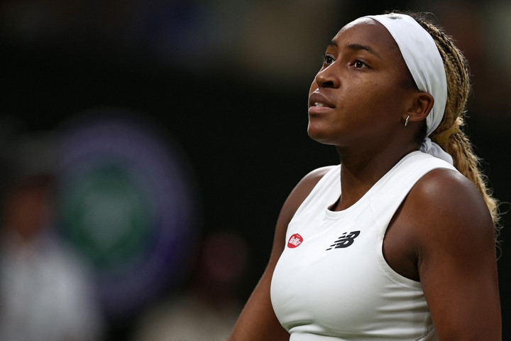 Fotó: Credit Henry Nicholls / AFP Párizs 2024 – Coco Gauff viszi LeBron Jamesszel az amerikai zászlót