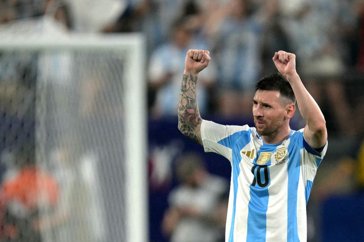 Messi visszatér a címvédő argentin csapatba
