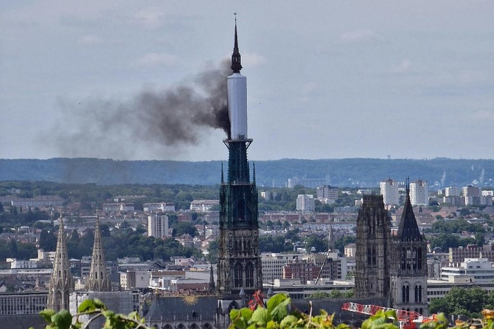 Fotó: AFP/Patrick Streiff Megfékezték a székesegyházban kitört tüzet
