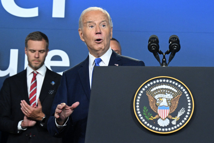 Magatehetetlenül toporzékol Biden