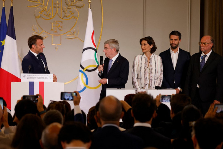 Fotó: AFP/Pool/Ludovic Marin A francia elnök és NOB vezetője az Elysée-palotában köszöntötte a nemzetközi sajtót