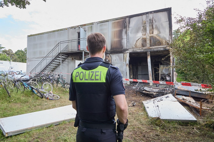 Fotó: AFP/DPA Picture-Alliance/DPA/Georg Wendt Gyújtogatás egy németországi menekültszálláson