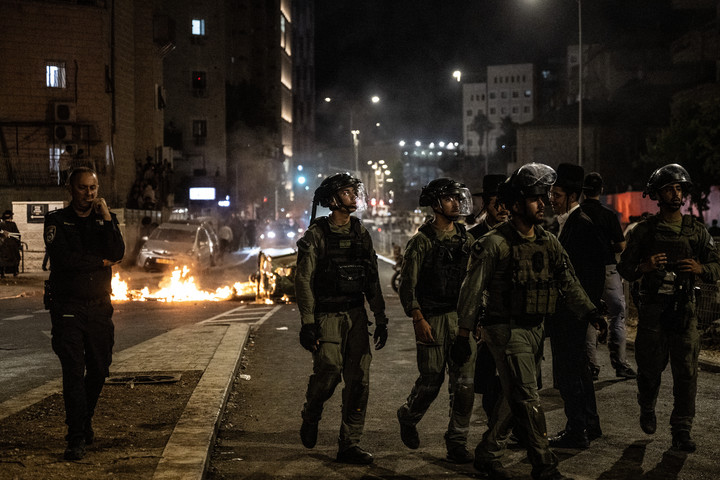 Fotó: Anadolu via AFP/Mostafa Alkharouf Izraeli telepesek kövekkel és Molotov-koktélokkal dobálták az őket elköltöztető biztonságiak járműveit