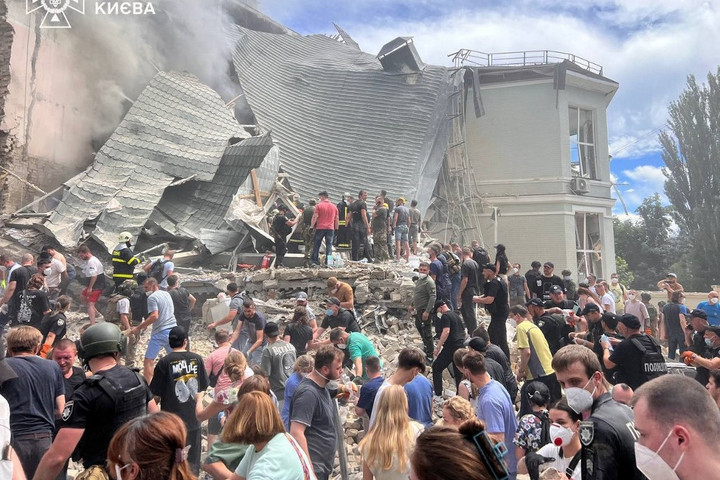 Fotó: AFP/Anadolu/State Emergency Service of Ukrai Antonov szerint az USA elhallgatja a tényeket arról, hogy az ukrán fegyveres erők rakétája csapódott kórházba Kijevben