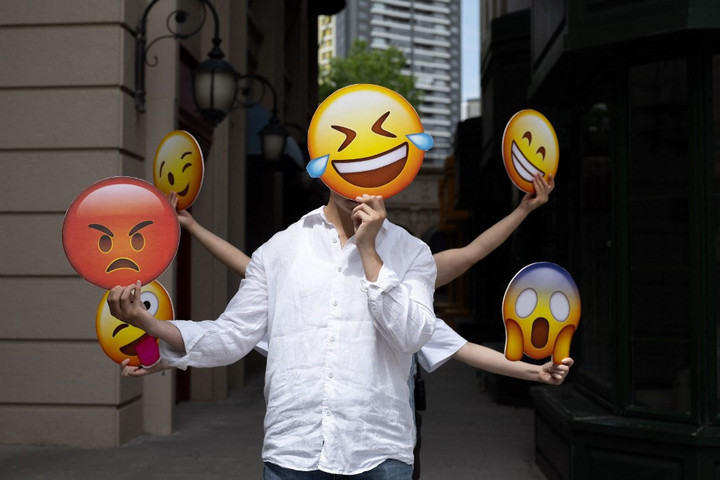 Fotó: AFP/Anadolu Agency/Didem Mente Szorgosan küldik az emojikat a nők