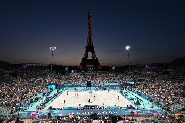 Fotó: NorthFoto Az Eiffel-torony lábánál strandröpiznek az olimpikonok