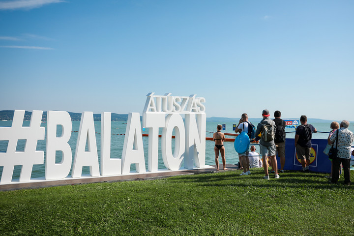 Fotó: MH-archív/Hegedüs Róbert Több mint tízezren teljesítették a Balaton-átúszást