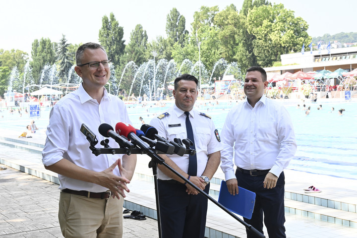 Fotó: MTI/Koszticsák Szilárd Rétvári Bence: Intenzív rendőri jelenléttel biztosítják a strandokat