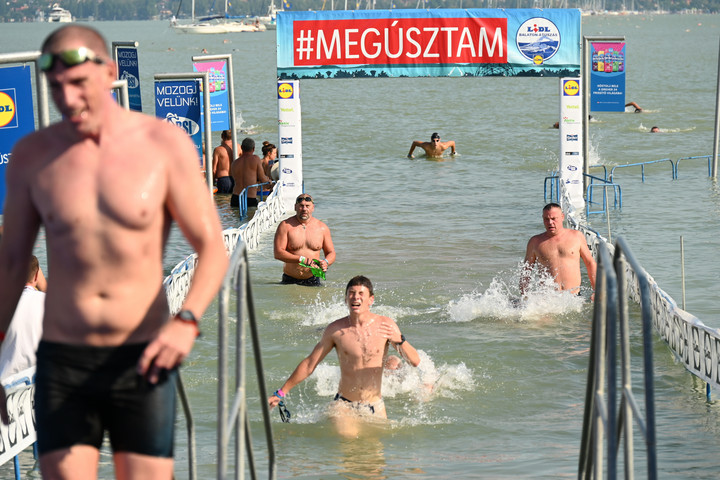 Fotó: MTI/Máthé Zoltán Csaknem félezer honvéd a Balatonban