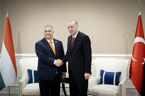 Orbán Viktor a magyar békemisszió támogatását kérte a török elnöktől  + VIDEÓ