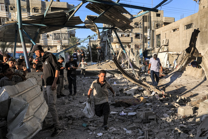 Fotó: AFP/Evad Baba Egy menekülteket elszállásoló egykori iskolát ért találat a Gázai övezetben