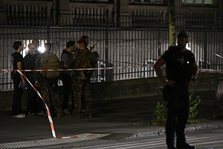 Késes támadás ért egy járőröző terrorelhárító katonát Párizsban