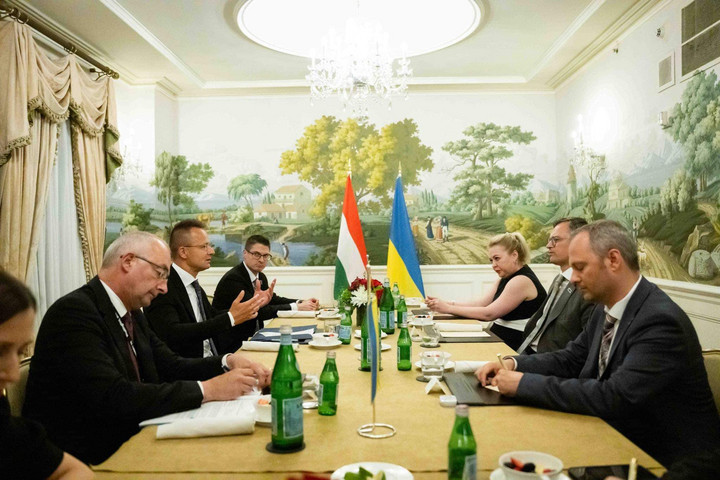 Szijjártó Péter: Csak a párbeszéd, csak a diplomácia jelenthet megoldást a szomszédban zajló háborúra