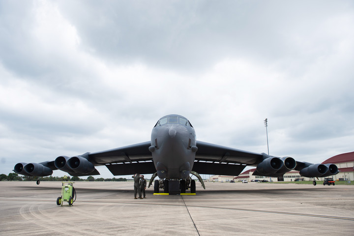 Az USA visszahívta bombázóit az ukrán határ melletti bázisról