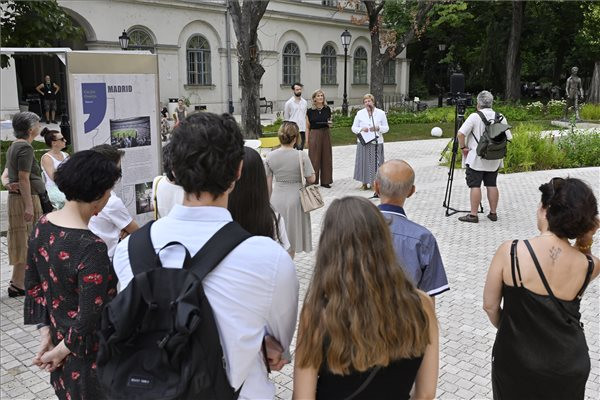 Fotó: MTI/Lakatos Péter Burger Barna európai városokban készített képeiből nyílt kiállítás