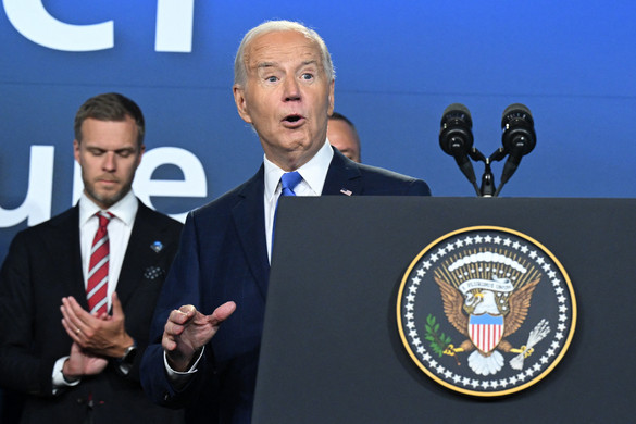 Magatehetetlenül toporzékol Biden
