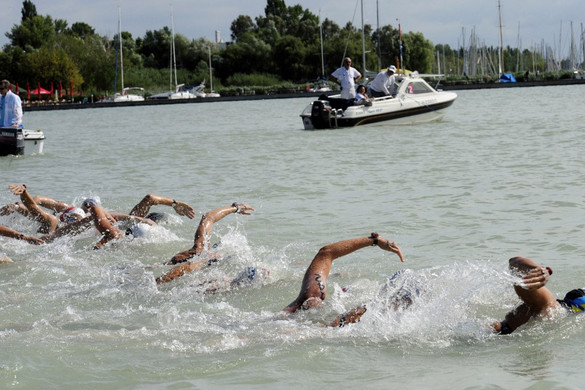 Elhalasztották a Balaton-átúszást