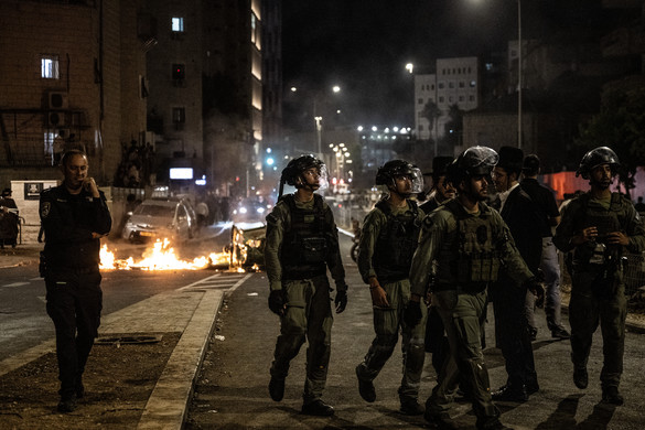 Izraeli telepesek kövekkel és Molotov-koktélokkal dobálták az őket elköltöztető biztonságiak járműveit
