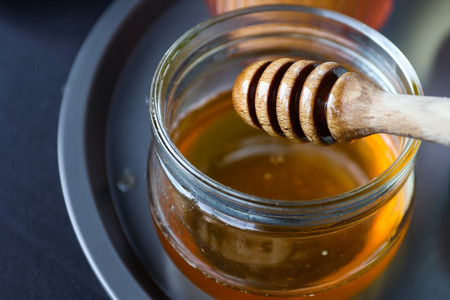 Miért tilos a mézet forró teához adni?
