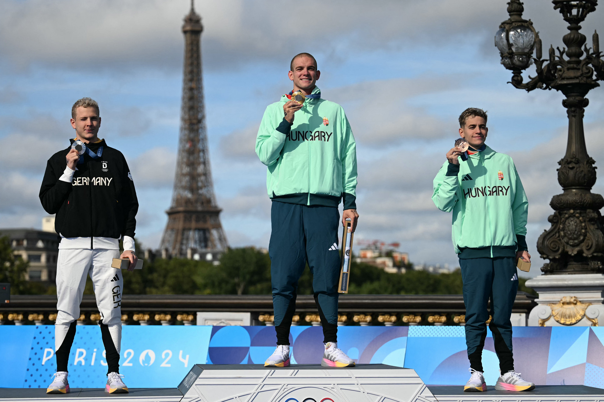 (balról) Az ezüstérmes német Oliver Klemet, az aranyérmes Rasovszky Kristóf és a bronzérmes Betlehem Dávid a dobogón a férfi 10 km-es maratoni úszás döntőjének díjátadó ünnepségén a 2024-es párizsi olimpiai játékokon 2024 augusztus 9-én