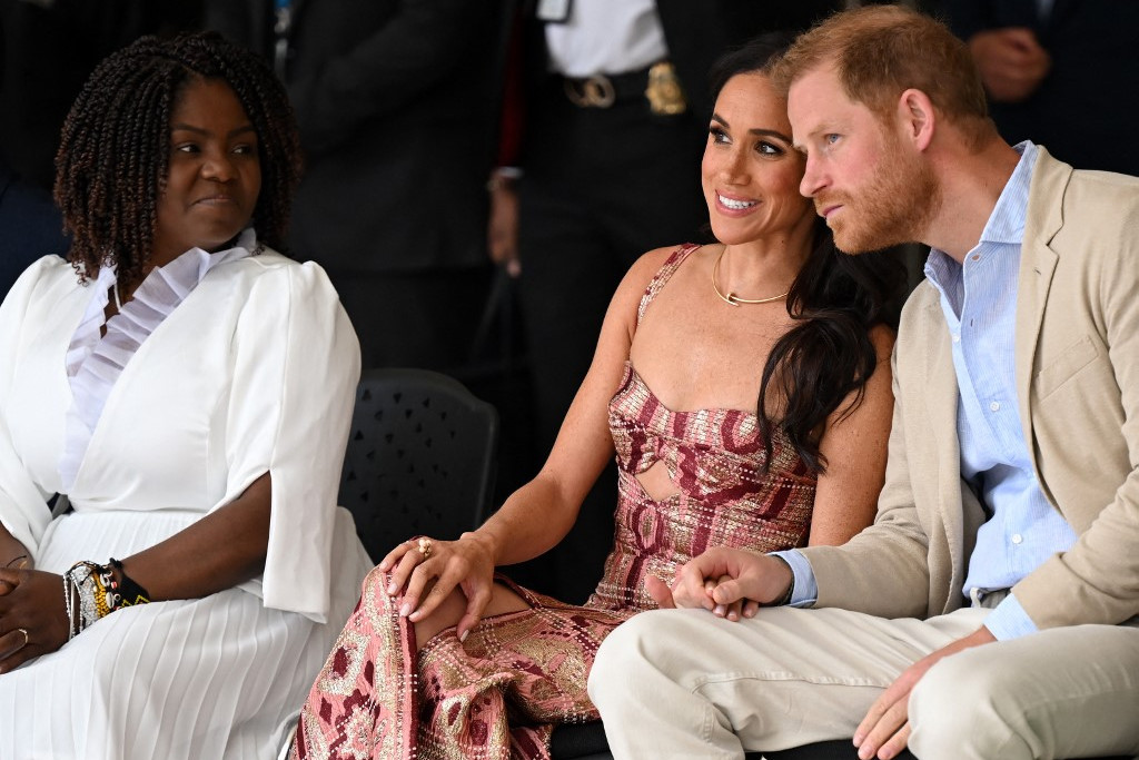 Johanna Ortiz „Twisted Cutout Midi Dress ruhája a könnyed eleganciát és a trópusi hangulatot ötvözi, művészi csavarokkal, érzéki kivágásokkal, arany részletekkel, amely laza kifinomultságot sugároz